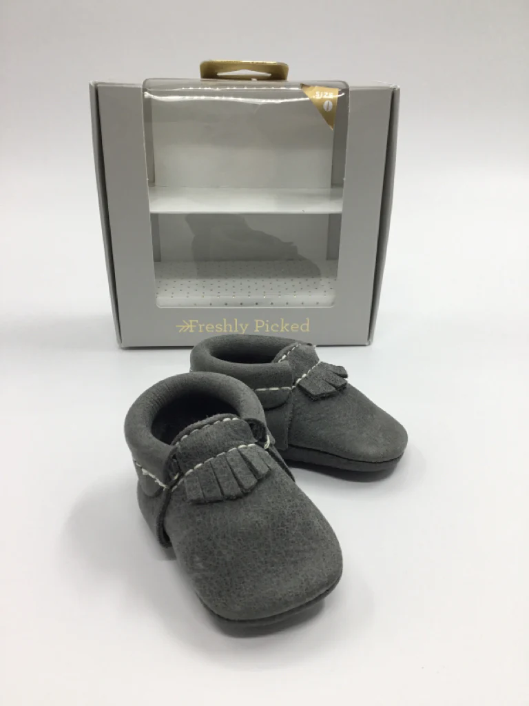 Freshly Picked Child Size 0 Toddler Gray Baby/Walker Shoes