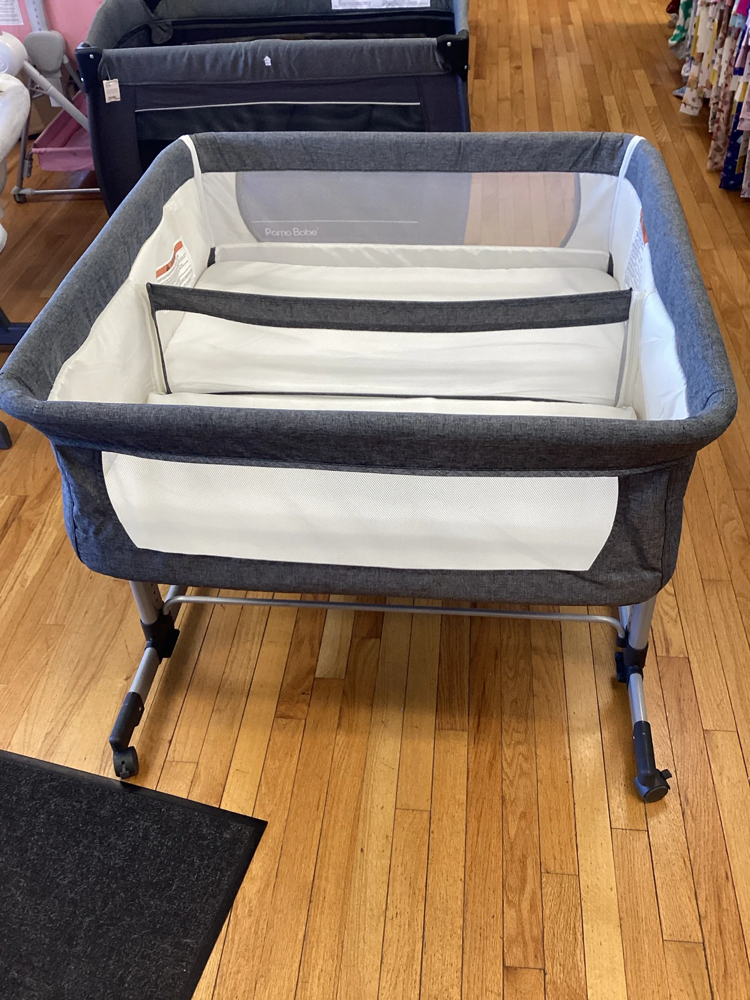 Twin Bassinet with removeable divider